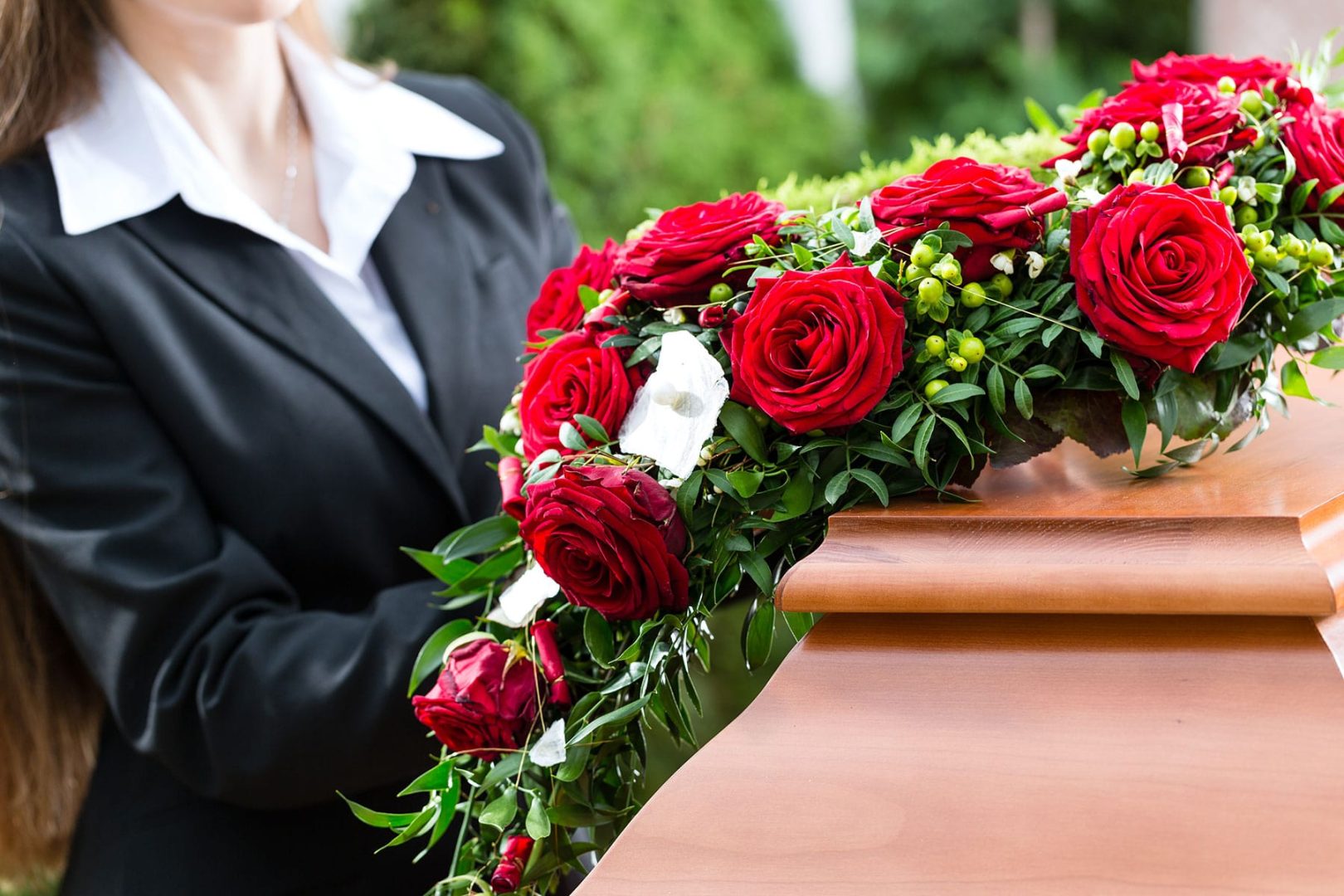 desseus de cercueil en fleurs